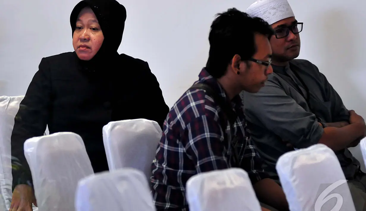 Risma meminta pihak terkait melayani keluarga penumpang dengan baik selama menunggu informasi kejelasan nasib pesawat AirAsia QZ8501, Surabaya, Jawa Timur, Senin   (29/12). (Liputan6.com/Johan Tallo)