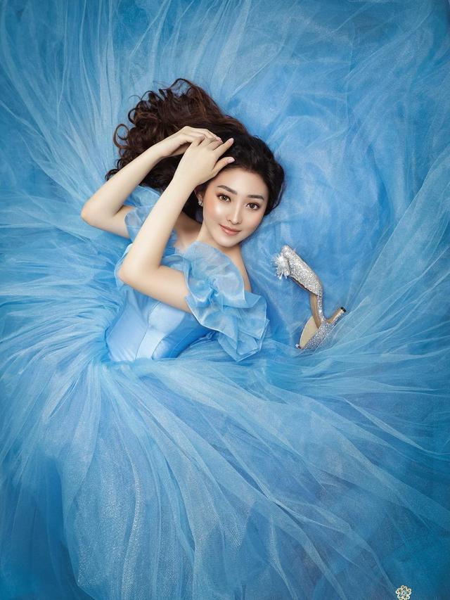 6 Gaya Pemotretan Natasha Willona dengan Tema Cinderella Ini Banjir Pujian Netizen