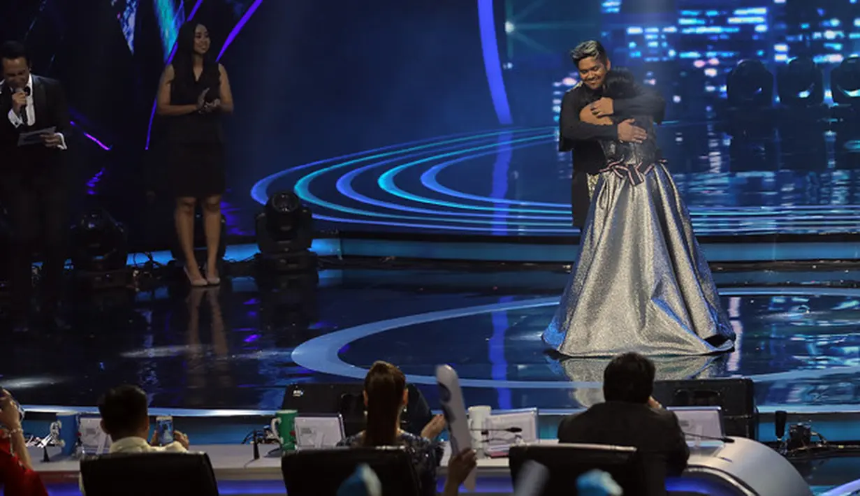 Ketika nama Maria diumumkan sebagai pemenang, suasana panggung pun semakin meriah. Maria yang berdiri bersampingan dengan Abdul, langsung saling berpelukan di panggung spektakuler tersebut. (Deki Prayoga/Bintang.com)