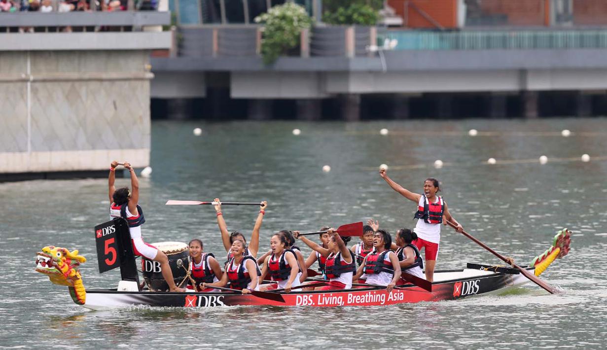 Tim putri Indonesia meraih medali emas saat berlomba di nomor 12 Kru 200m Perahu Naga SEA Games 2015 di Marina Bay, Singapura. Sabtu (6/6). (Bola.com/Arief Bagus)