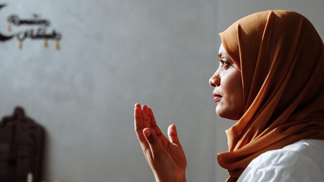 Ilustrasi muslim berdoa, membaca niat puasa