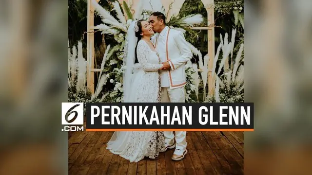 Akhirnya Glenn Fredly memamerkan foto pernikahannya bersama sang istri, Mutia Ayu. Pernikahan yang berlangsung pada Senin (19/8/2019) ini dilangsungkan secara tertutup di Taman Kajoe Ampera, Jakarta Selatan. Keluarga dan sahabat pun menutupi kabar ba...