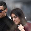 Cristiano Ronaldo bersama Georgina Rodriguez setelah menghadiri sidang pengadilan untuk penggelapan pajak di Madrid pada 22 Januari 2019. Dalam unggahan itu, Ronaldo mengungkap bahwa salah seorang dari bayi kembarnya selamat. Bayi itu berjenis kelamin perempuan. (AFP/OSCAR DEL POZO)
