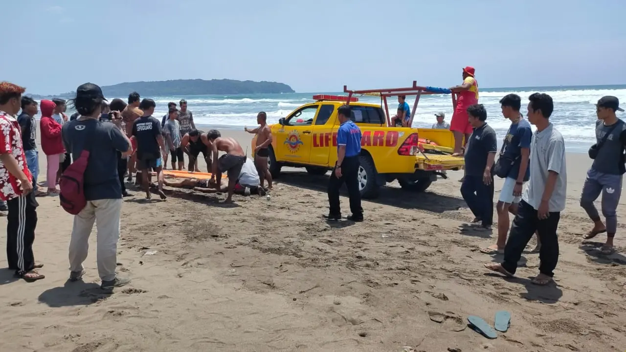 Beberapa petugas BPBD dan Balawisata Pangandaran tengah membawa salah satu korban terseret ombak Pangandaran