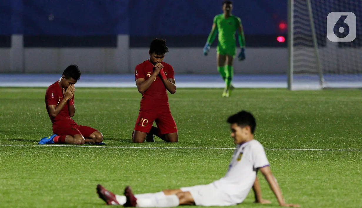Pemain Timnas Indonesia, Osvaldo Haay dan Sani Rizky, berdoa usai melawan Timnas Laos dalam pertandingan Grup B SEA Games 2019 di Stadion City of Imus Grandstand, Filipina, Kamis (5/12/2019). Timnas U-22 Indonesia berhasil melaju semifinal setelah mengalahkan Laos 4-0. (Bola.com/M Iqbal Ichsan)