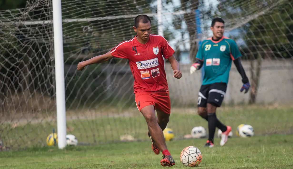 Bek Persipura Jayapura, Ricardo Salampessy, berusaha mengontrol bola saat sesi latihan. Pada latihan perdana tersebut tidak tampak sang kapten Mutiara Hitam, Boaz Solossa. (Bola.com/Vitalis Yogi Trisna)