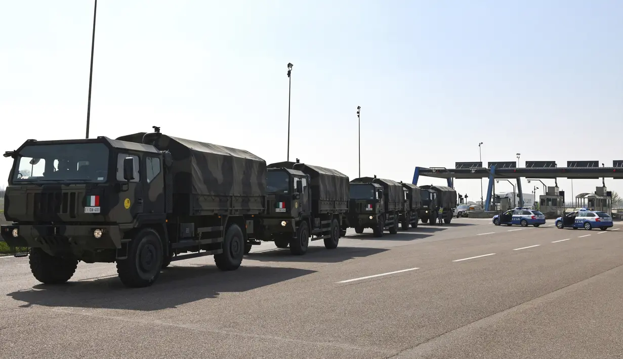 Konvoi truk militer yang membawa peti mati berisi jasad korban virus corona COVID-19 dari Bergamo tiba di Ferrara, Italia, Sabtu (21/3/2020). Jasad para korban selanjutnya akan dikremasi. (Massimo Paolone/LaPresse via AP)