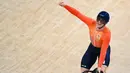 Harrie Lavreysen dari Belanda bereaksi setelah memecahkan rekor dunia dalam nomor sprint tim balap sepeda putra putaran pertama Olimpiade Paris 2024 di Velodrome Nasional Saint-Quentin-en-Yvelines di Montigny-le-Bretonneux, barat daya Paris, pada 6 Agustus 2024. Harrie Lavreysen merebut emas sekaligus mencatat rekor baru 9,088 detik. (SEBASTIEN BOZON/AFP)