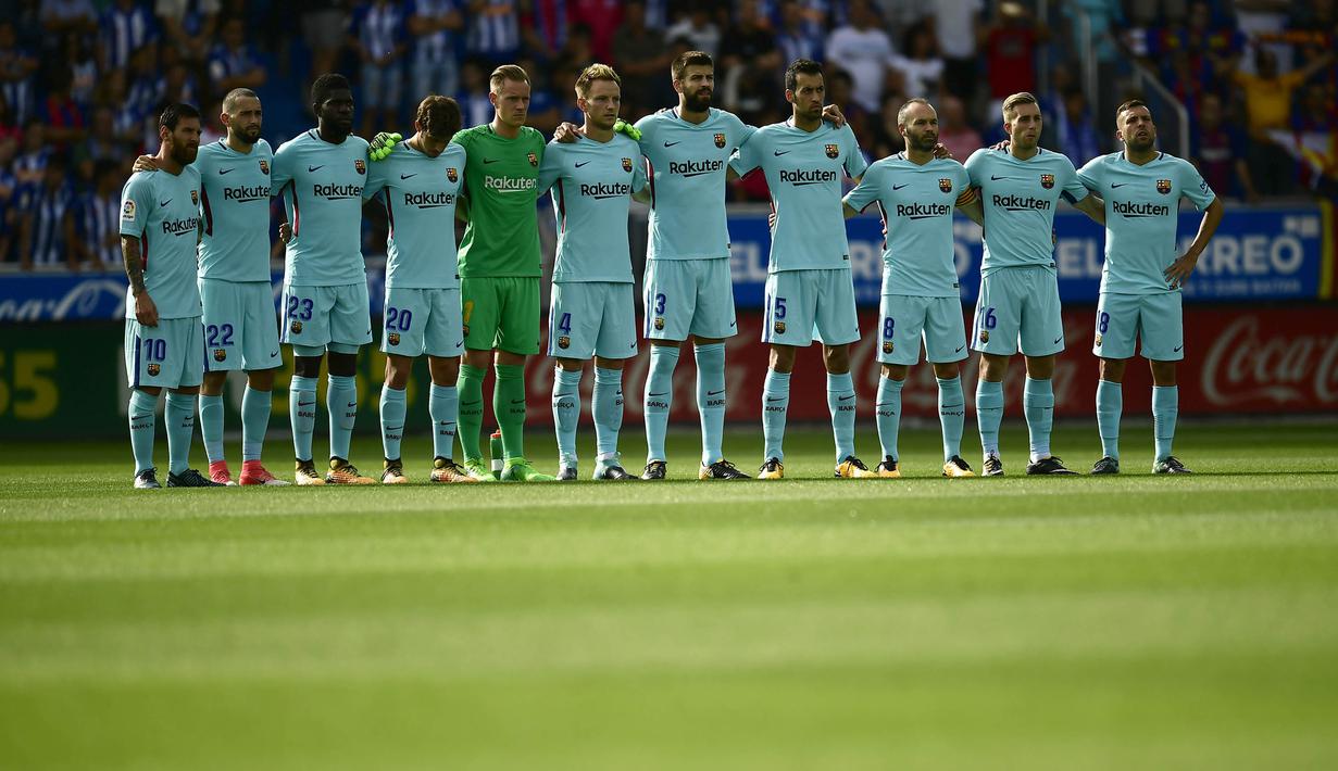 Para pemain Barcelona saat pertandingan melawan Alaves pada laga La Liga di Stadion Mendizorrotza, Sabtu (26/8/2017). Barcelona menang 2-0 atas Alaves. (AP/Alvaro Barrientos)