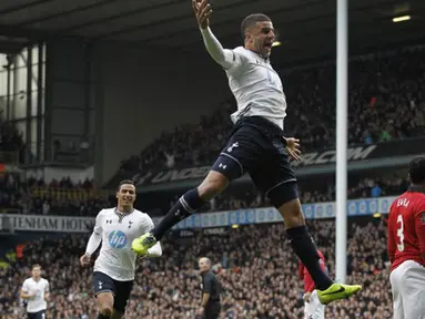 Pemain Tottenham Hotspur Kyle Walker merayakan gol yang dicetaknya melalui tendangan bebaas ke gawang Manchester United yang dikawal oleh David De Gea di White Hart Lane, Ahad (1/12/2013) malam WIB.(AFP/Ian Kington)