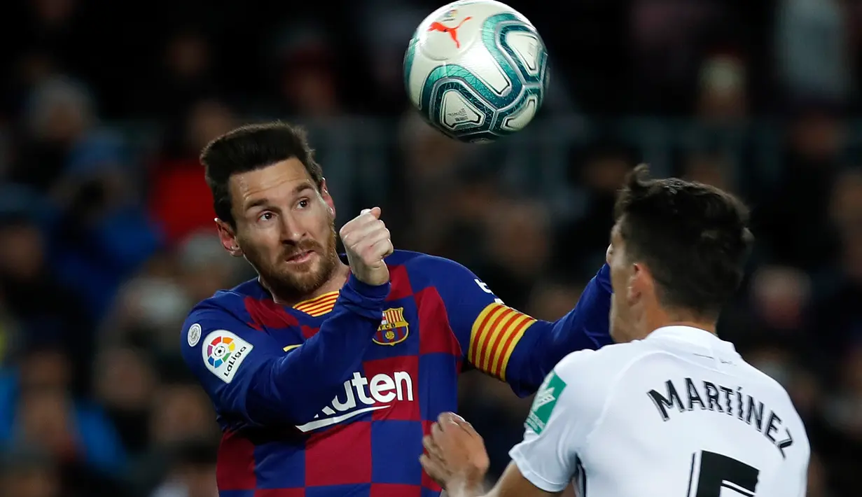 Striker Barcelona, Lionel Messi melompat saat berebut bola dengan pemain Granada, Jose Antonio Martinez pada lanjutan pertandingan La Liga Spanyol di Camp Nou, Minggu (19/1/2020). Messi tampil menjadi pahlawan kemenangan Barcelona yang mencetak satu-satunya gol di laga tersebut. (AP/Joan Monfort)