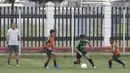 Pemain Timnas Indonesia U-22, Asnawi Mangkualam, menggiring bola saat latihan di Lapangan ABC Senayan, Selasa (5/2). Timnas Indonesia U-22 akan melakukan pertandingan uji coba melawan Bhayangkara FC. (Bola.com/M Iqbal Ichsan)