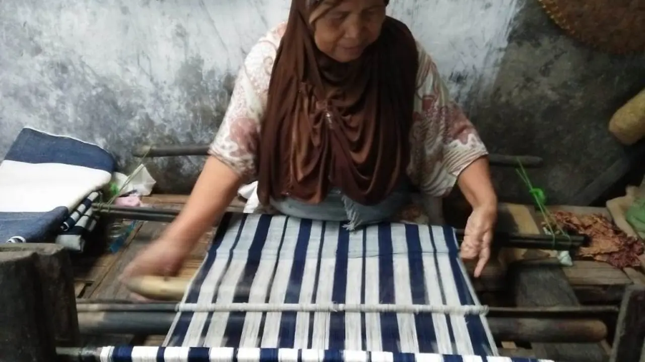 Nenek Kusminah (62 th), salah satu penenun kain tenun Kluwung Gendong di Desa Tajug, Purbalingga yang tersisa. (Foto: Liputan6.com/Humas PBG/Galoeh Widura)