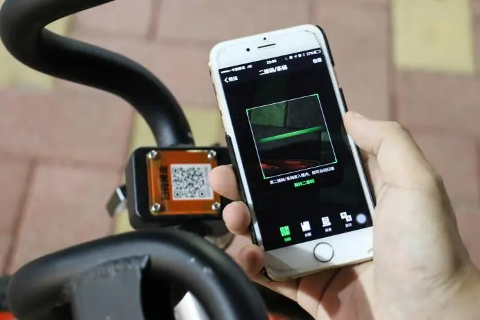 Scan barcode pada sepeda, bayar dan jalan (foto : Reuters)