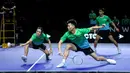 Lai Pei Jing (kiri) dan Ong Yew Sin (tengah) dari Tim Blitzers berusaha mengembalikan kok ke arah tim Rockets dalam laga pertama 3v3 Badminton XL 2025 yang berlangsung di Istora Senayan, Jakarta, Jumat (03/10/2025). (Bola.com/Bagaskara Lazuardi)