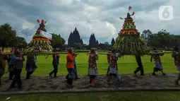 Peserta menampilkan salah satu gunungan saat Festival Gunungan di Lapangan Garuda Mandala Kompleks Candi Prambanan, Kabupaten Klaten, DIY, Selasa (31/12/2019). Festival ini menampilkan aneka gunungan, wayang kulit dan berbagai kesenian tradisional. (Liputan6.com/Gholib)