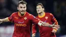 Selebrasi gol gelandang AS Roma Daniele De Rossi ke gawang Bayern Muenchen di mathday kelima penyisihan Grup E Liga Champions di Olympic Stadium, 23 November 2010. Roma unggul 3-2.  AFP PHOTO / Filippo MONTEFORTE 