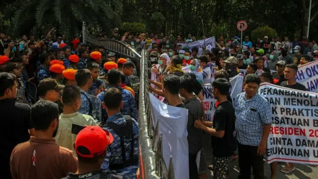 Paskhas TNI dan polisi menghadang kelompok penolak Neno Warisman di Bandara SSK II Pekanbaru.