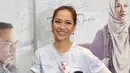 Aktris Bunga Citra Lestari berpose promo film jilbab traveler di kawasan Basuki Rahmat, Jakarta, Selasa (12/07).BCL tampil cantik dalam balutan jilbab yang dikenakan untuk memerankan wanita petualang di film hijab traveler. (Liputan6.com/Herman Zakharia)
