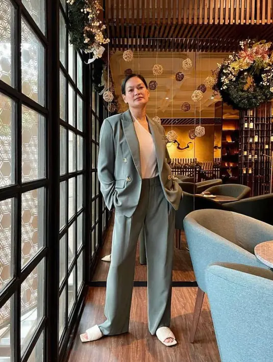 Seperti potret ini, Donna tampil formal namun tetap stylish dengan blazer dan loose pants warna hijau senanda, dikombinasikan dengan inner putih yang diserasikan dengan warna sandalnya. (Instagram/donnaharunofficial).