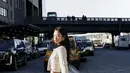 Dalam film tersebut, ia tampil dengan berbagai gaya khasnya, bergerak bebas di jalanan Manhattan hingga dalam studio foto, selaras dengan irama lagu klasik She Drives Me Crazy dari Fine Young Cannibals. [Dok/Chanel].