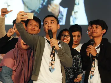 Pemain film The Guys, Raditya Dika berswafoto dengan para peserta Emtek Goes To Campus (EGTC) 2017 di Auditorium Universitas Negeri Semarang, Rabu (5/4). Untuk memulai EGTC 2017 dipilihlah kota Semarang, Jawa tengah.  (Liputan6.com/Yoppy Renato)