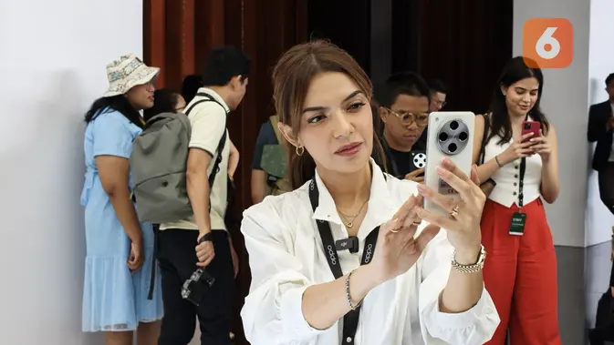 <p>Najwa Shihab menggenggam Oppo Find X8 Pro di acara peluncuran global Oppo Find X8 Series di Bali. Liputan6.com/Yuslianson</p>