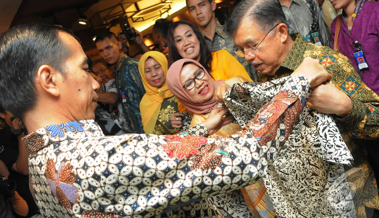 Jokowi mencocokkan batik yang dipilihnya kepada Jusuf Kalla, Pasaraya Blok M, Jakarta, Kamis (2/10/2014) (Liputan6.com/Herman Zakharia)