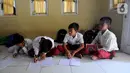 Sejumlah siswa kelas VI  Madrasah Ibtidaiyah Mathlaul Anwar Ciangsana belajar di lantai tanpa meja dan kursi pada bangunan majelis taklim, Tenjolaya, Kabupaten Bogor, Selasa(22/10/2019).  Kegiatan  dilakukan karena dua dari lima ruang kelas yang ada sudah rusak dan lapuk. (merdeka.com/Arie Basuki)