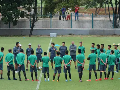 Pelatih Timnas Indonesia, Luis Milla Aspas (tengah) memberi arahan jelang latihan di Lapangan A Senayan, Jakarta, Jumat (12/1). Timnas Indonesia akan menjamu Islandia pada laga persahabatan di Stadion GBK, Minggu (14/1). (Liputan6.com/Helmi Fithriansyah)