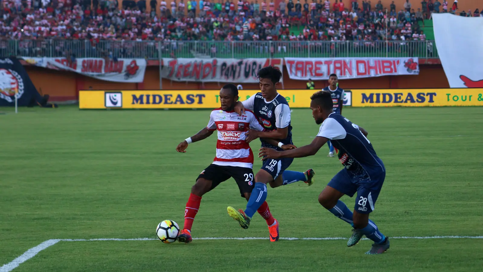 Duel Madura United vs Arema FC di Stadion Gelora Ratu Pamelingan, Pamekasan, Sabtu (21/4/2018). (Bola.com/Aditya Wany)