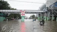 Seorang pria mendorong motornya yang mogok saat menerobos banjir di Jalan Gunung Sahari, Jakarta Pusat, Selasa (21/2). Banjir setinggi pinggang orang dewasa menyebabkan terputusnya sejumlah akses jalan untuk kendaraan bermotor (Liputan6.com/Faizal Fanani)