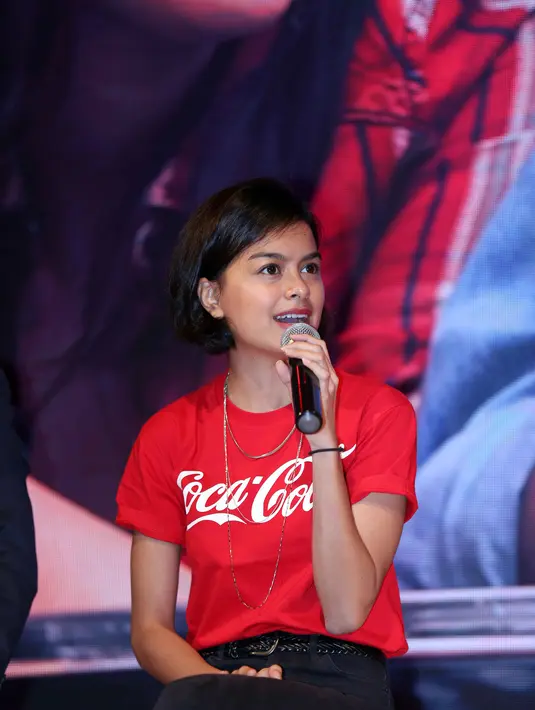 Eva lebih memilih dunia musik dibanding dengan akting. Sejak kecil ia suka mendengarkan musik berbagai jenis musik. (Foto: Nurwahyunan/Bintang.com)