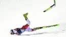 Urs Kryenbuehl mengalami kecelakaan saat menuruni bukit dalam ajang FIS Alpine Ski World Cup di Austria. (Foto: AFP/APA/Helmut Fohringer)