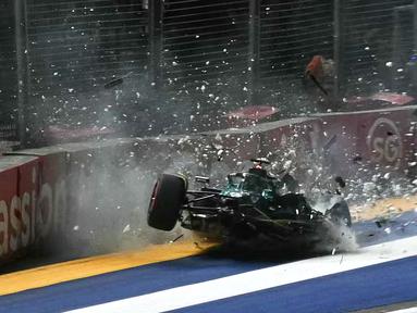 Pembalap Aston Martin, Lance Stroll mengalami kecelakaan saat sesi Kualifikasi 1 (Q1) Formula 1 GP Singapura 2023 yang berlangsung di Sirkuit Marina Bay, Singapura, Sabtu (16/03/2023). (AFP/Mohd Rashfan)