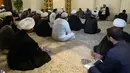 Ulama Syiah mendengarkan guru mereka di kota suci Najaf, Irak, 23 November 2021. Sekolah-sekolah agama di Irak kembali dibuka setelah lebih dari dua tahun di tengah pandemi COVID-19. (Qassem al-KAABI/AFP)