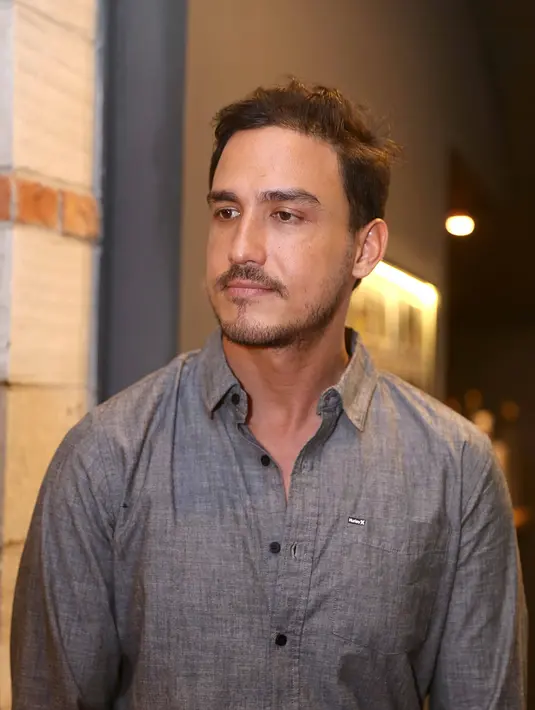 Beruntung Hamish memiliki kecintaan sama dengan penulis tersebut. Meski sempat merasakan beban, ia berhasil melakoni perannya Paul. Bahkan, menurut sang penulis Hamish cukup mendekati dengan yang diceritakan. (Nurwahyunan/Bintang.com)