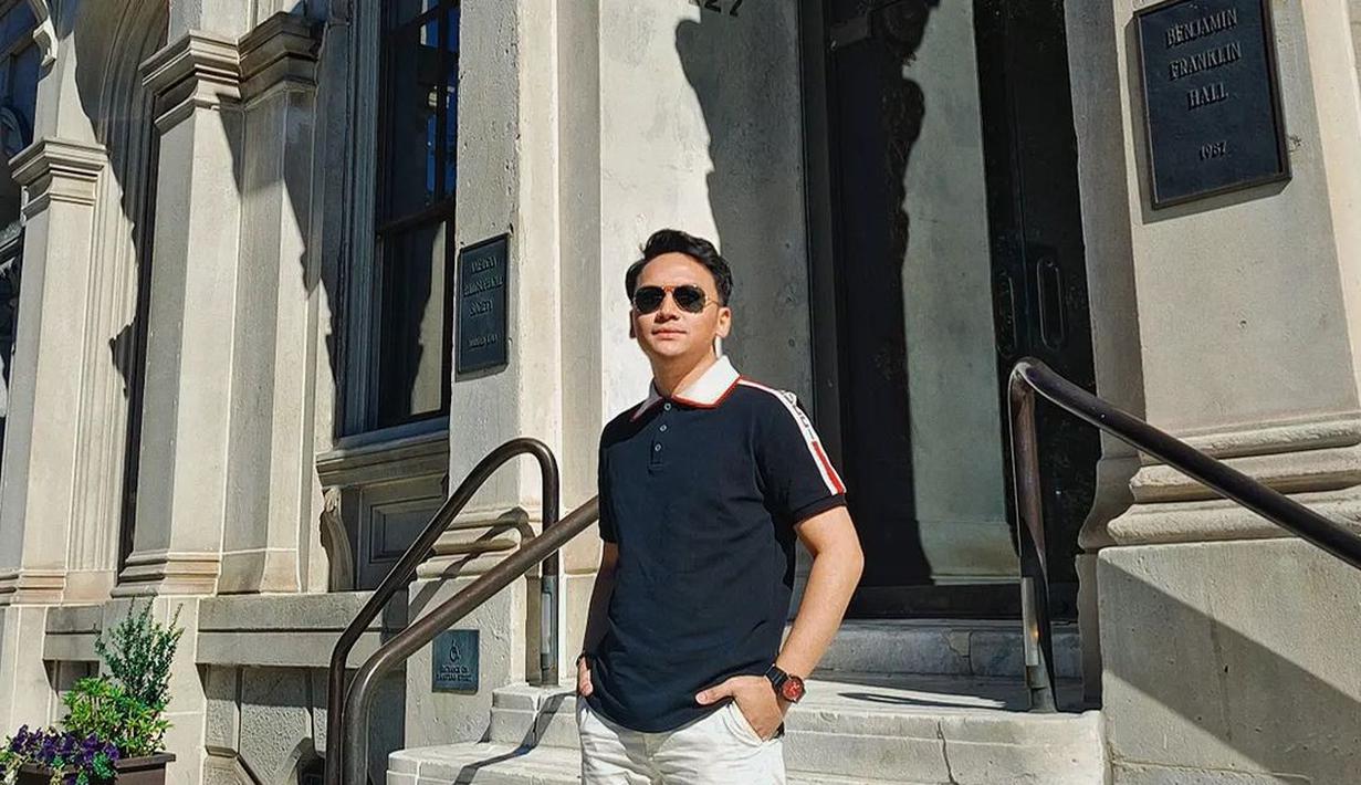 Setelahnya, Calvin Jeremy memamerkan pose berada di pintu sebuah gedung, berlokasi di Philadelphia, Pennsylvania, AS. Ia tampil gaya dengan kaus hitam lengan pendek plus celana panjang broken white berikut sepatu rilisan Nike. Penampilannya makin cling berkat rambut yang tertata rapi dan kacamata. “Philly,” ia mencuap lalu menyematkan emotikon bendera AS. (Foto: Dok. Instagram @calvinjeremy)