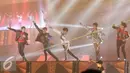 Penampilan boy band asal Korea Selatan, SHINee pada saat konser bertajuk "SHINee World V in Jakarta" di kawasan Kemayoran, Jakarta, Sabtu (12/11). SHINee tampil dengan membawakan 30 lagu dan album baru mereka 1 of 1. (Liputan6.com/Herman Zakharia)