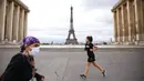 Orang-orang tampak beraktivitas di area Istana Trocadero tak jauh dari Menara Eiffel di Paris, 10 Juli 2020. Jumlah kematian terkait corona di Prancis naik menjadi 30.004, sementara jumlah pasien yang dirawat di rumah sakit atau di ICU terus turun pada Jumat (10/7). (Xinhua/Gao Jing)