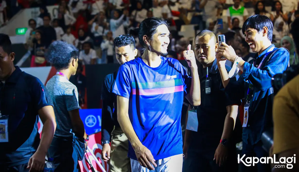 Usai kalah, Duta dan Vincent keliling lapangan menyapa para penonton. Vokalis Sheila On 7 itu juga menghampiri bangku penonton sang istri, Adelia Lontoh yang hadir memberikan dukungannya. [Foto; KapanLagi.com/Muhammad Akrom Sukarya]