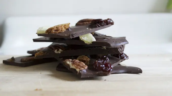 Rayakan Jumat Pagimu Cokelat Keping Bertabur 'Topping'