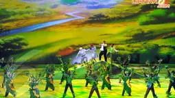 Pementasan drama musical ini melibatkan banyak penari. Tampak para penari dengan kostum unik berwarna hijau sedang beraksi (Liputan6.com/Panji Diksana).