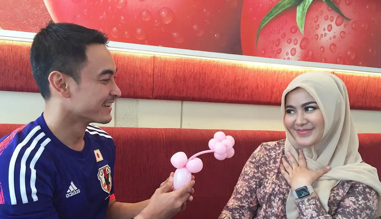 Zumi Zola dan Sherrin (Instagram/stharia)