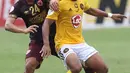 Pemain depan PSM Makassar, M Rizky Pratama (kiri) berebut bola dengan penyerang Kaya FC-Iloilo, Eric Ben Giganto pada lanjutan kualifikasi Grup H Piala AFC 2020 di Stadion Madya Gelora Bung Karno, Jakarta, Selasa (10/3/2020). Laga kedua tim berakhir imbang 1-1. (Liputan6.com/Helmi Fithriansyah)
