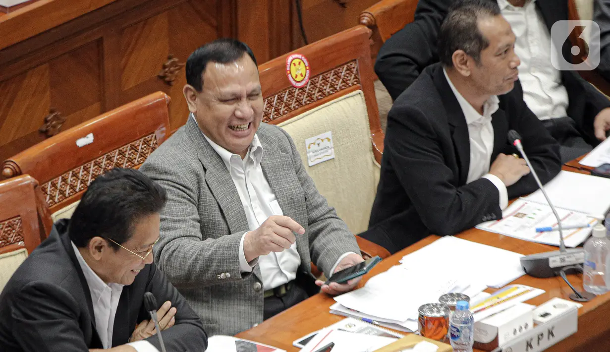 Ketua KPK Firli Bahuri (tengah) bersama Wakil Ketua KPK Nurul Ghufron mengikuti rapat kerja bersama Komisi III DPR di Kompleks Parlemen Senayan, Jakarta, Kamis (9/2/2023). Rapat tersebut membahas evaluasi kinerja dan capaian KPK Tahun 2022 serta rencana kerja tahun 2023. (Liputan6.com/Faizal Fanani)
