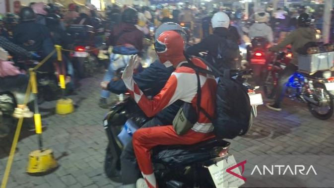 Potret 'Power Ranger' Pulang Kampung, jadi Hiburan Pemudik di Tengah Kebosanan