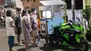 Penjual bakso sedang ramai pelanggan. Mungkin nama baksonya "Bakso Solo Racing" (Source: Facebook/Dealer Motor Online -DMO Cirebon)