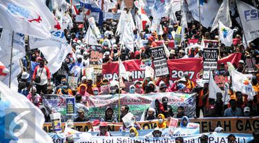 Ribuan buruh dari berbagai elemen melakukan longmarch menuju depan Istana Negara, Jakarta, Kamis (29/9). Dalam aksinya mereka menolak Tax Amnesty serta menaikan upah minumum provinsi (UMP) sebesar Rp650 ribu per bulan. (Liputan6.com/Faizal Fanani)