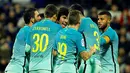 Barcelona sukses menyamakan kedudukan. Bola hasil tembakan keras Carles Alena dari luar kotak penalti menghujam deras gawang Hercules. (AFP/Jose Jordan)
